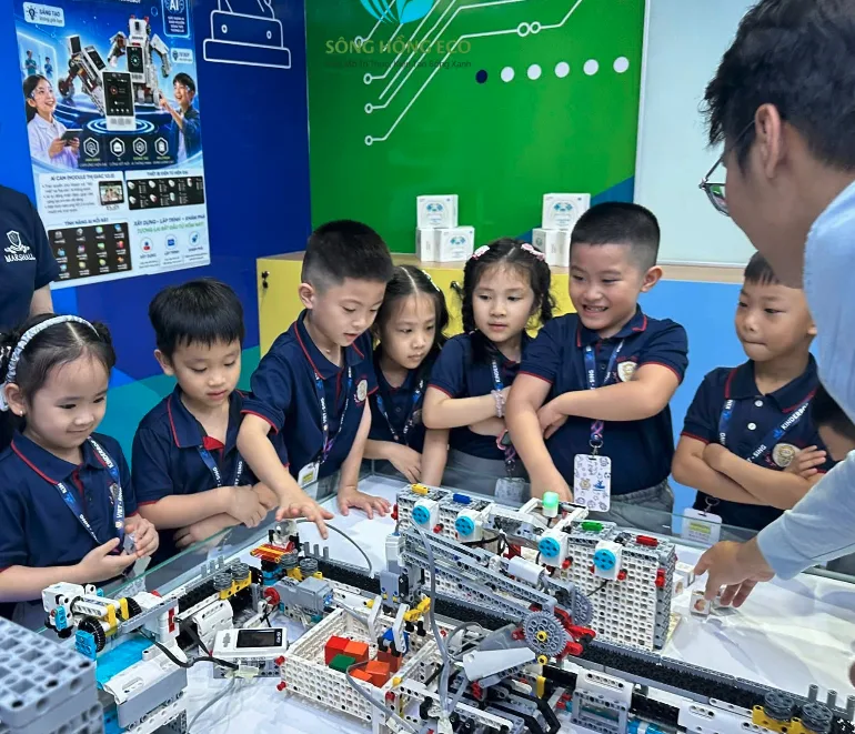Học sinh trải nghiệm AI Robotics