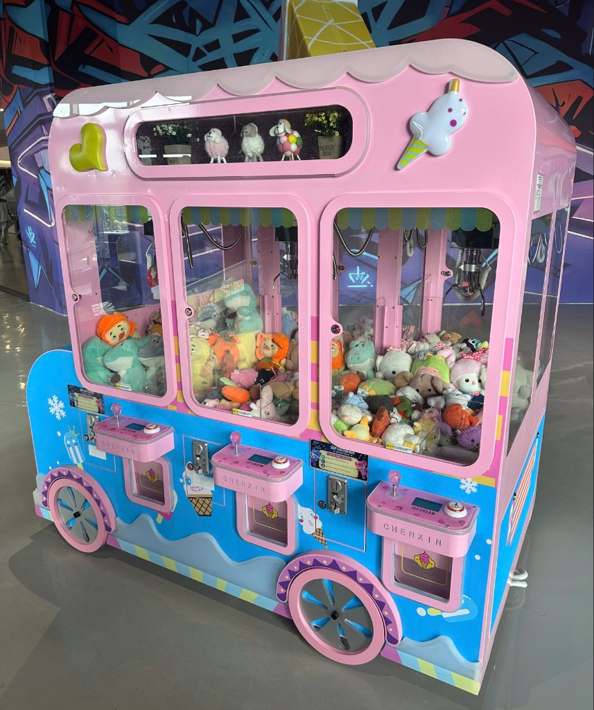 Máy gắp thú bông tại khu game arcade