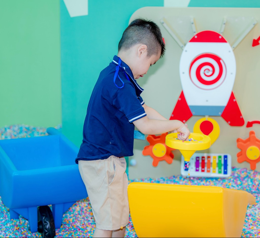 Trẻ khám phá và chơi tại khu hướng nghiệp