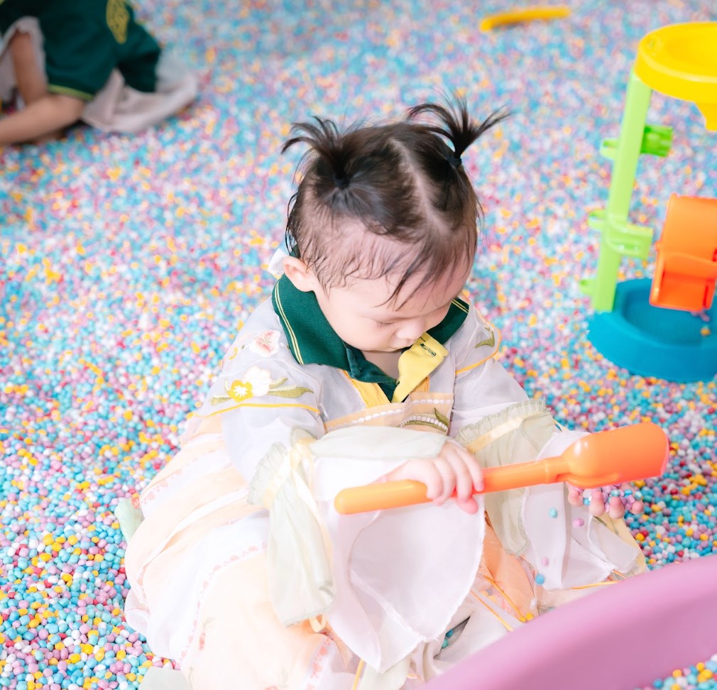 Trẻ chơi hạt gốm sứ tại khu sáng tạo