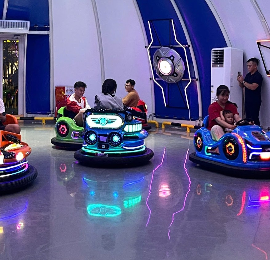 Gia đình cùng lái xe điện đụng