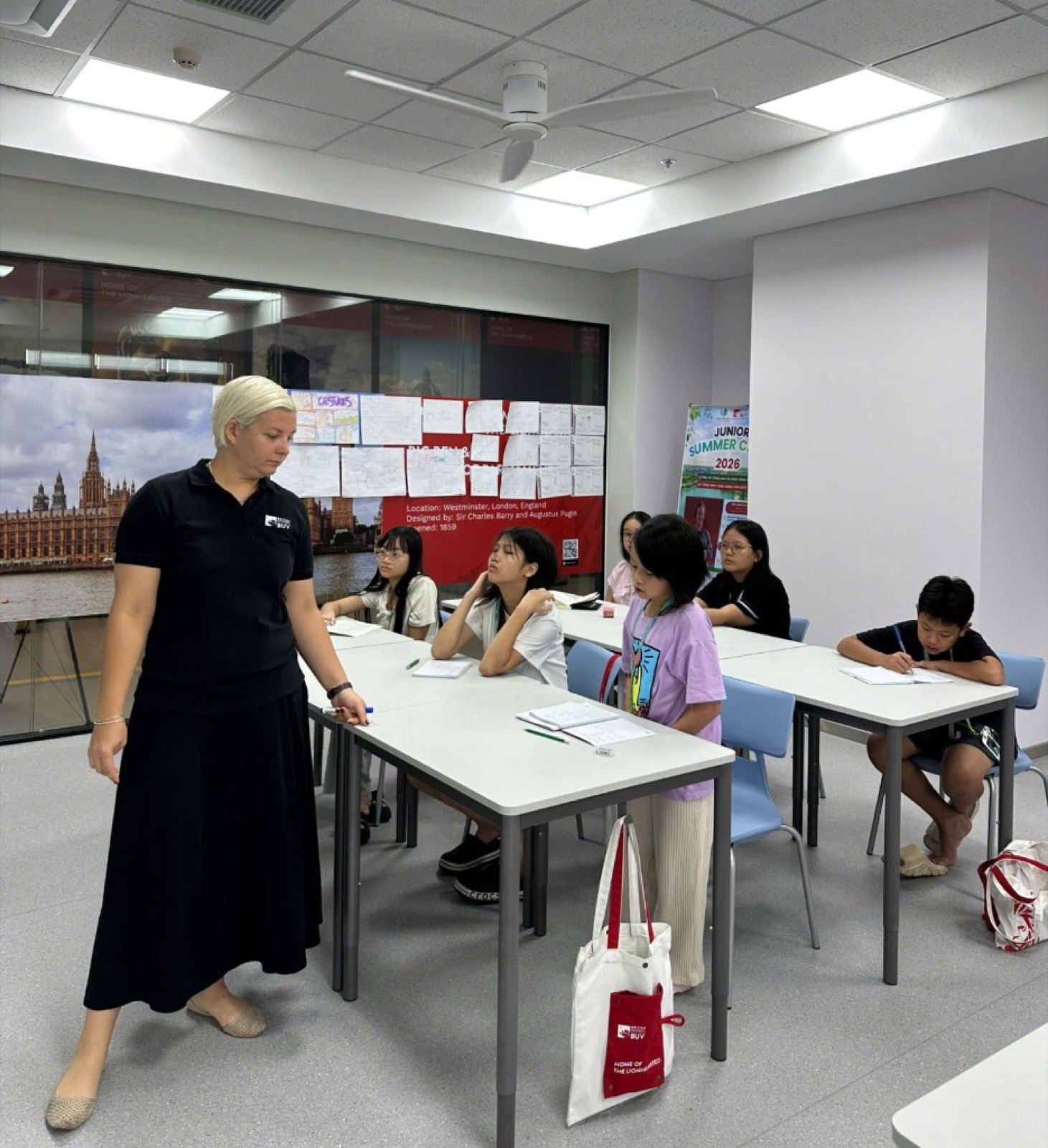 Giáo viên BUV hướng dẫn học sinh trong lớp
