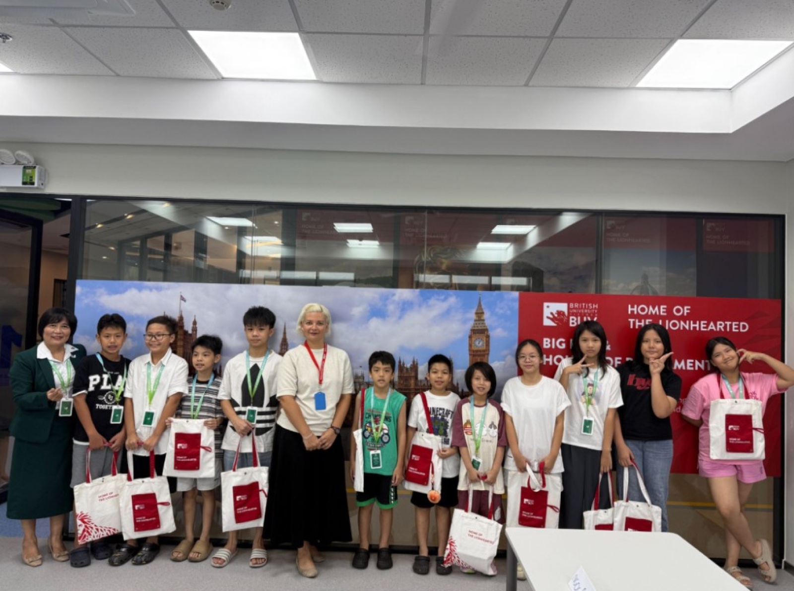 Học sinh trại hè BUV tại khuôn viên British University Vietnam