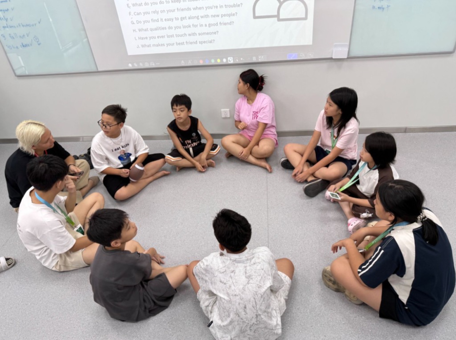 Hoạt động thảo luận nhóm tại trại hè BUV
