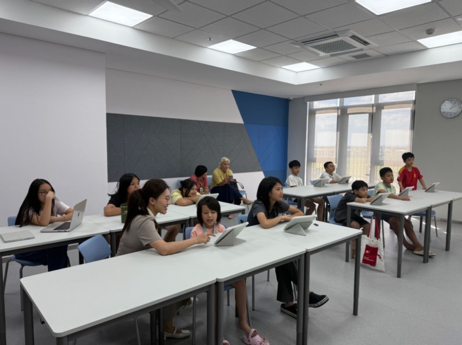 Học sinh học với tablet trong lớp trại hè BUV