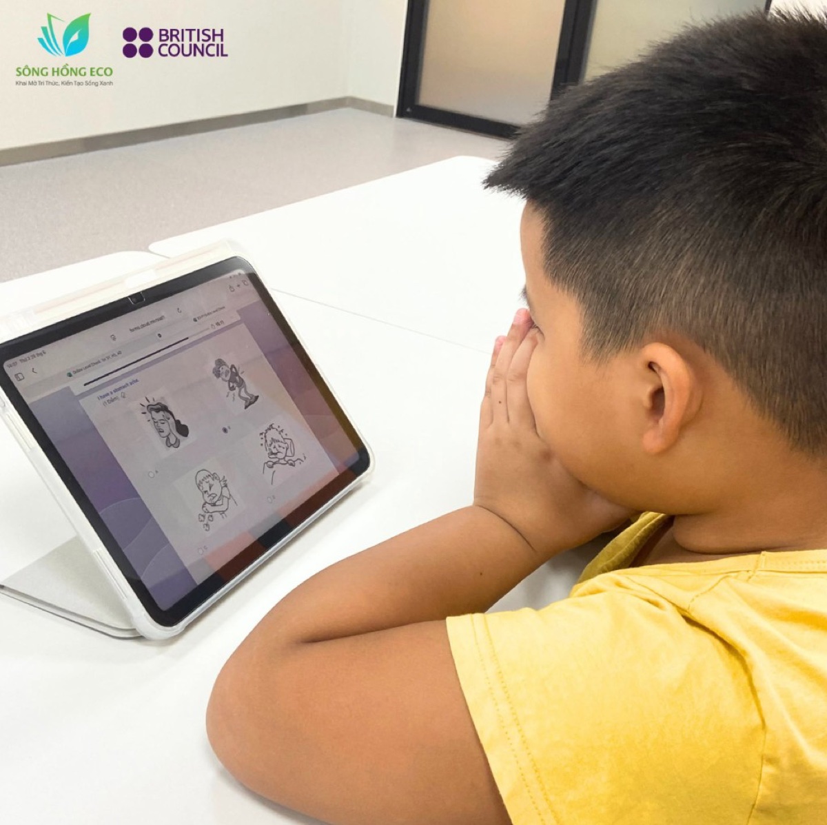 Học viên làm bài kiểm tra trình độ trên tablet
